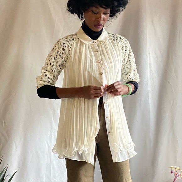 Vintage Off white pleated blouse with pearl buttons - Picture 11 of 17